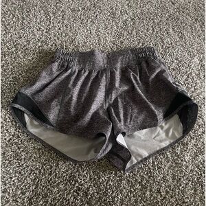 Lululemon Hotty Hot Low-Rise Lined Short 2.5" Size 4